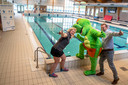 Zwembadmanager Frank Roggenkamp (R) met mascotte 'Krokobil' & collega Sacha Fiks bij het zwembad Laco in Hoogerheide.