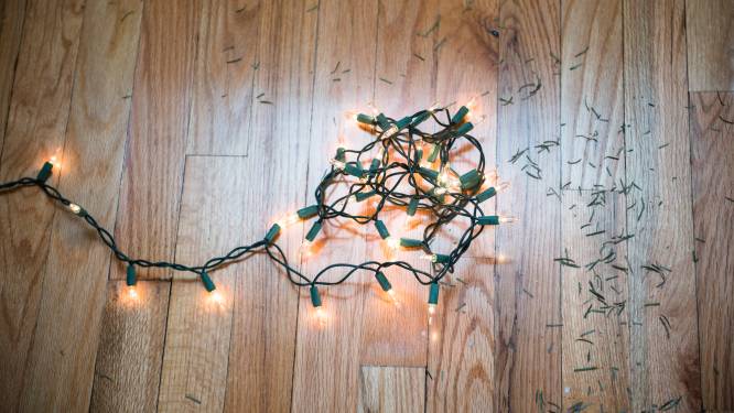 Je snoer van lampjes in de knoop en naalden door je hele huis: zo voorkom je deze kerstfrustraties
