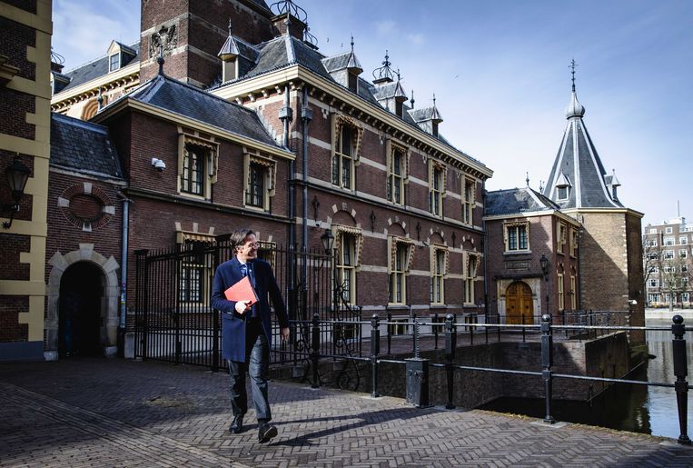 Demissionair premier Mark Rutte loopt langs het Torentje naar de Tweede Kamer voor het debat over de nieuwe spoedwet voor de avondklok. Beeld ANP