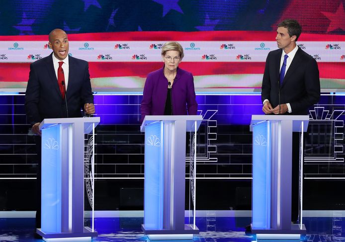 Cory Booker (links), Elizabeth Warren (midden)en Beto O'Rourke tijdens het eerste debat.