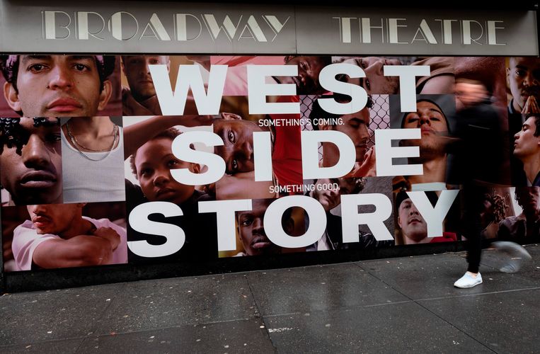 Een poster aan het Broadway Theater. Beeld AFP