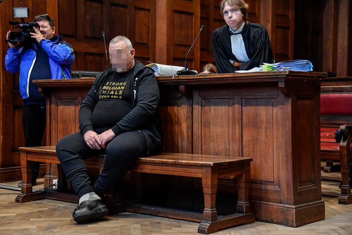 Rudy V. werd in de rechtbank bijgestaan door Bart Van Baeveghem. V. riskeert een celstraf van 24 jaar.