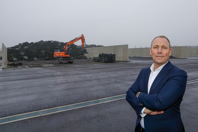 Directeur Eric van Roekel van GBN AGR op de locatie in het westelijk havengebied van Amsterdam waar de eerste fabriek voor het recyclen van kunstgrasmatten komt. ,,Uiteindelijk is alles te hergebruiken’’, zegt Van Roekel.