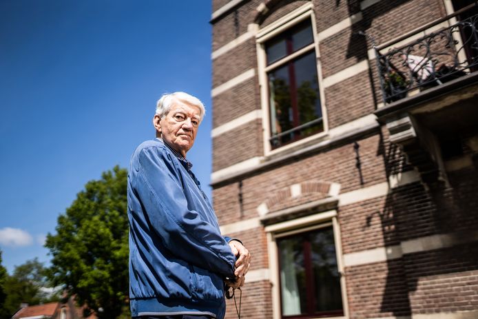 Willem Looijs bij de kamer met balkon van het Elisabeths Gasthuis waar tijdens de Slag om Arnhem granaten insloegen.