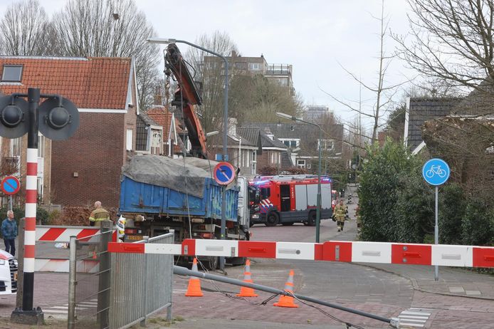 Due to an accident with a crane truck, the overhead lines of the track near Vught were destroyed.