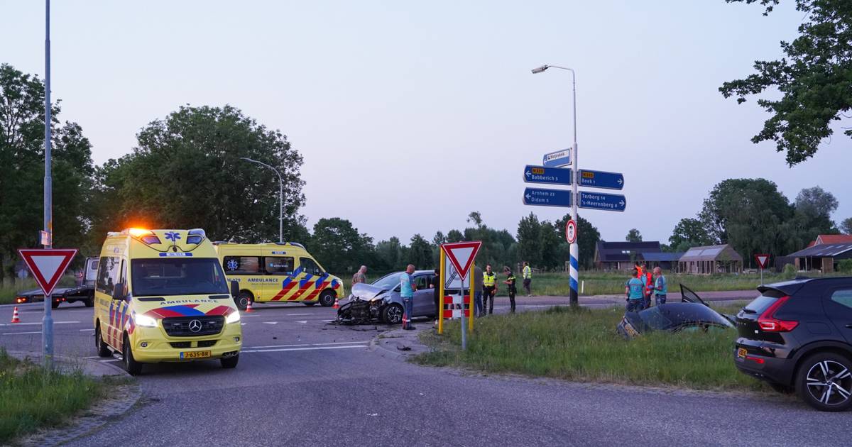 Forse aanrijding in Beek: auto belandt in sloot.