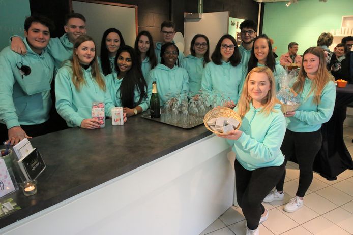 De leerlingen van het zevende jaar Winkelbeheer en Etalage van het Heilig Hart&College openden donderdagnamiddag de deuren van ‘FeelFresh’