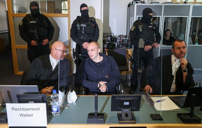Stephan Balliet (m) met zijn advocaten in de rechtszaal in Magdeburg. Achter hen zwaar bewapende leden van de parketpolitie. Het proces ging gepaard met strenge veiligheidsmaatregelen vanwege de extreemrechtse achtergrond van de beschuldigde.