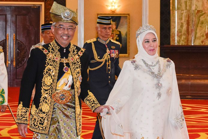 Sultan Abdullah samen met zijn echtgenote. Hij is de nieuwe koning van Maleisië.