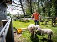 Huub Sleiderink op het rustpunt bij zijn boerderij.