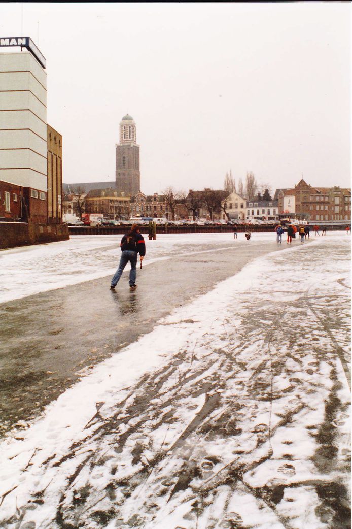 Schaatsen op de stadsgracht in 1997. Links het toen nog bestaande Schaepmancomplex.