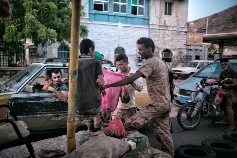 Een checkpoint in Aden. Beeld Olivier Laban-Mattei / MYOP