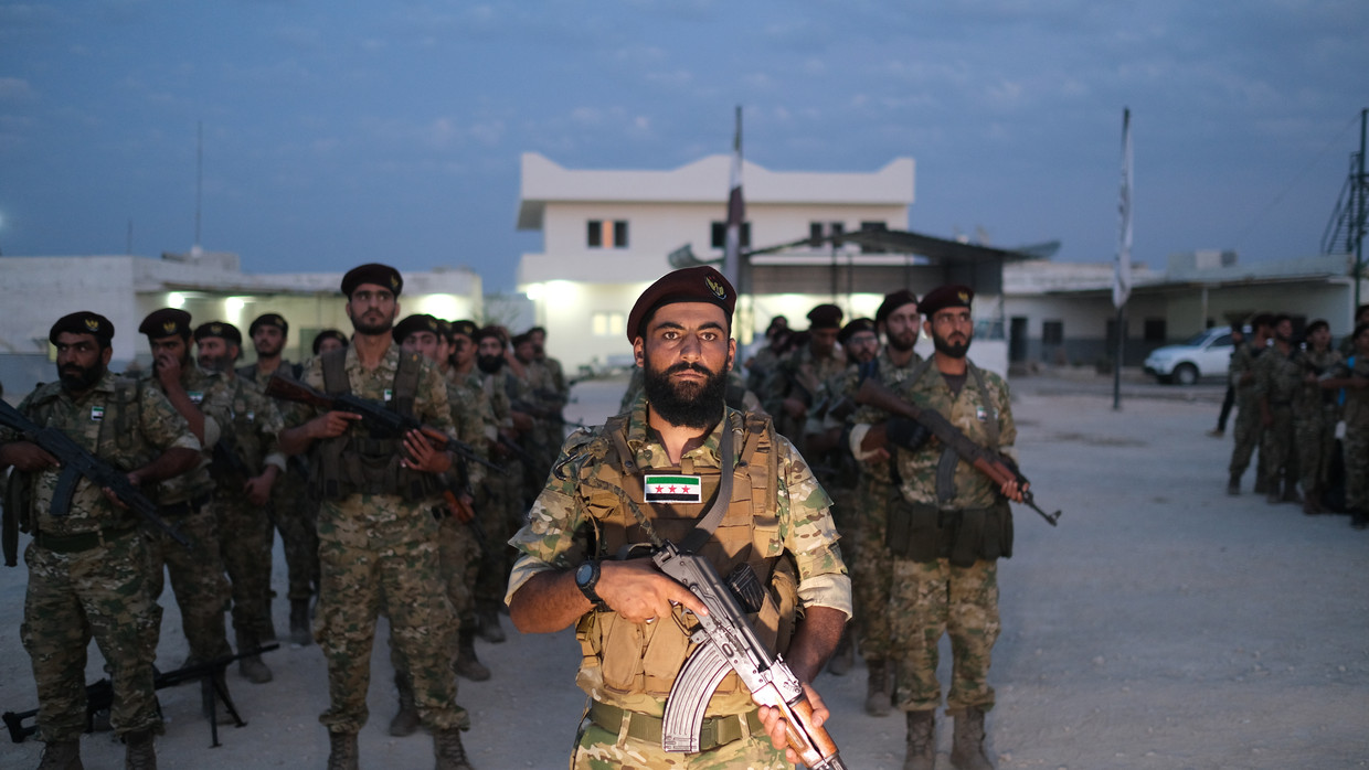 Soldaten van het Syrische leger aan het front bij de grens met Turkije. Zij ondersteunen de Turkse troepen bij het offensief tegen de Koerden in Noordoost-Syrië.  Beeld EPA