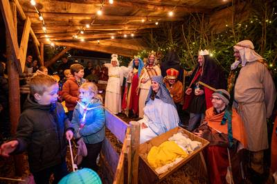 Verwonderde gezichtjes bij levende kerststal in Ulvenhout