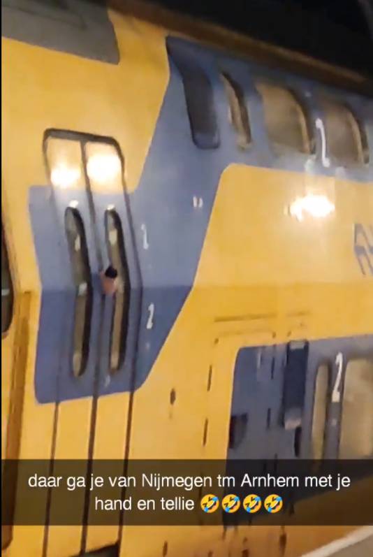 De reiziger zit met hand vast tussen de deuren van de trein.