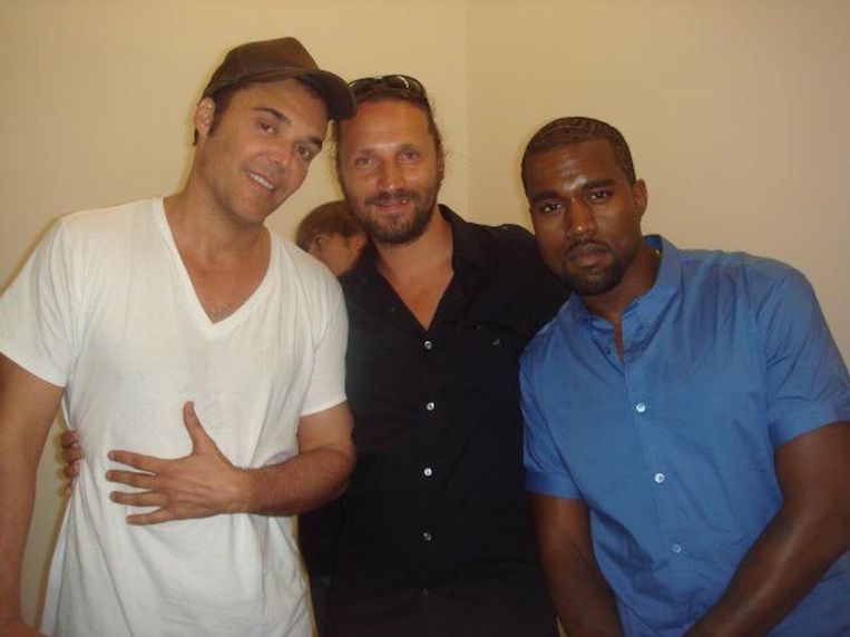 Met fotograaf/regisseur David LaChapelle (links) en rapper Kanye West (rechts) Beeld Michiel Van Den Berg