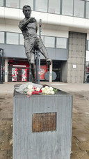 Bloemen bij het beeld van Van der Kuijlen voor het Philips Stadion.