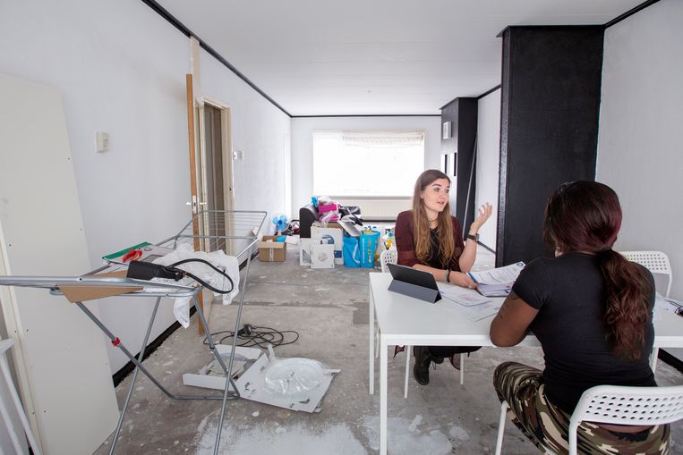 Een vrouw in Rotterdam krijgt bezoek van de schuldhulpverlener.  Beeld Hollandse Hoogte / Jörgen Caris