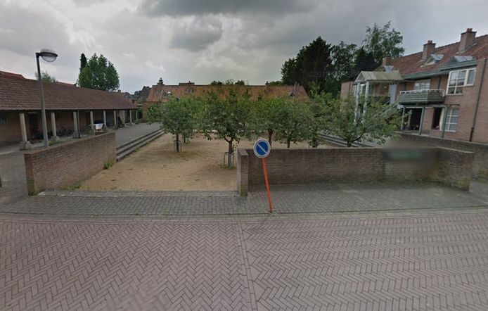 De tachtiger reed met zijn auto de drie trapjes van het plein naar beneden.