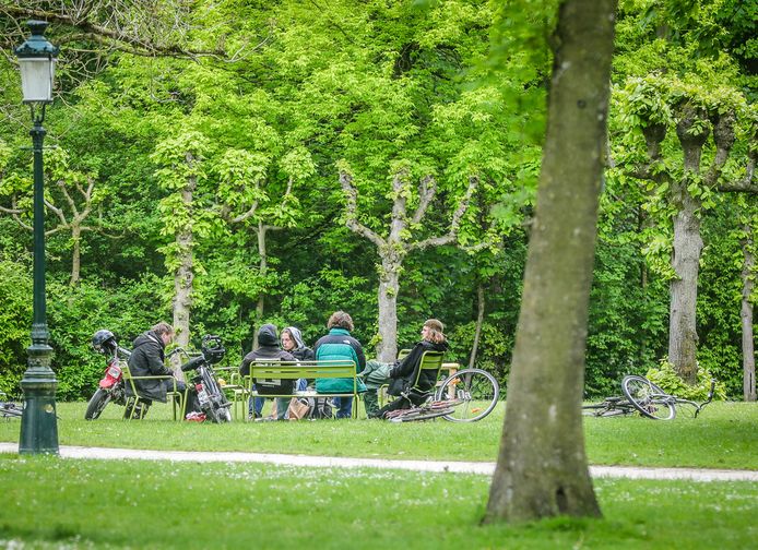 Groepjes jongeren in het Minnewaterpark: de buurt klaagt de overlast aan, vooral 's nachts.
