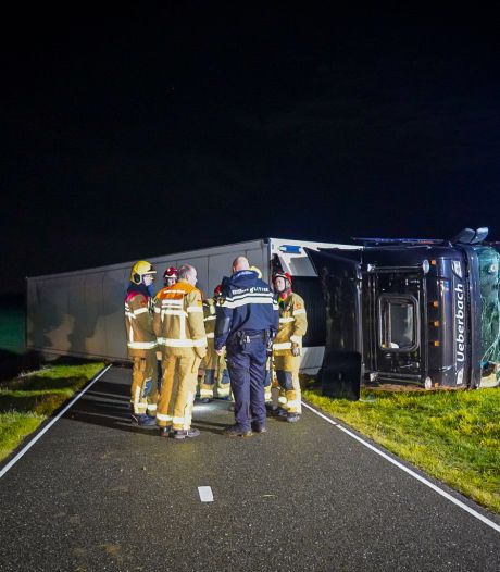 Gekantelde vrachtwagen zorgt voor hinder op N314 bij Zutphen: berging gaat nog uren duren