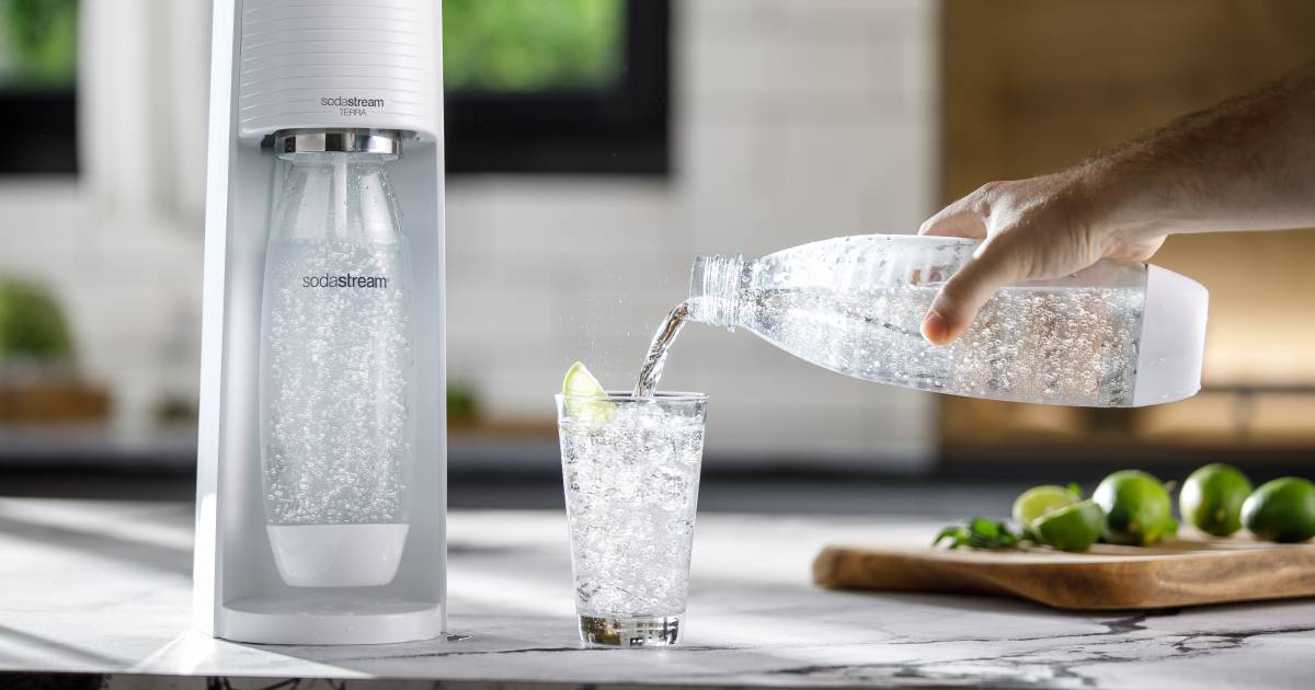 Making sparkling water at home with a device better for the