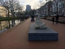 Stuk van kalkstenen beeld in centrum van Rotterdam afgebroken