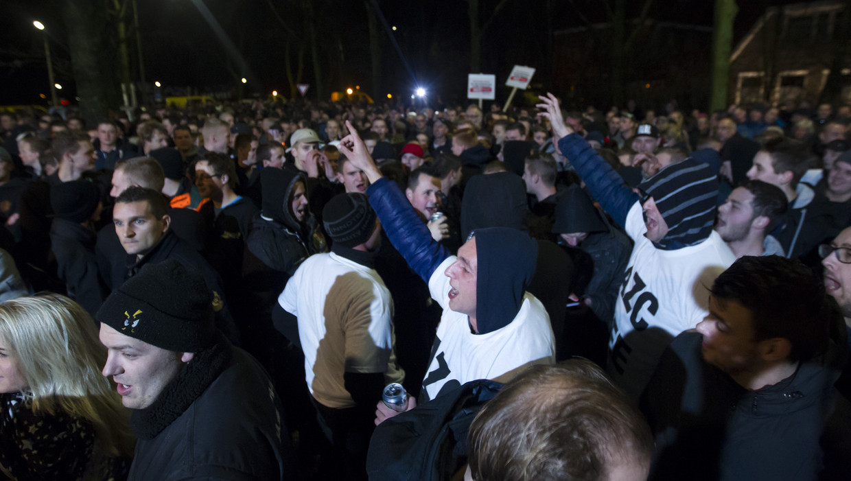 Inwoners van Geldermalsen protesteren. Beeld anp