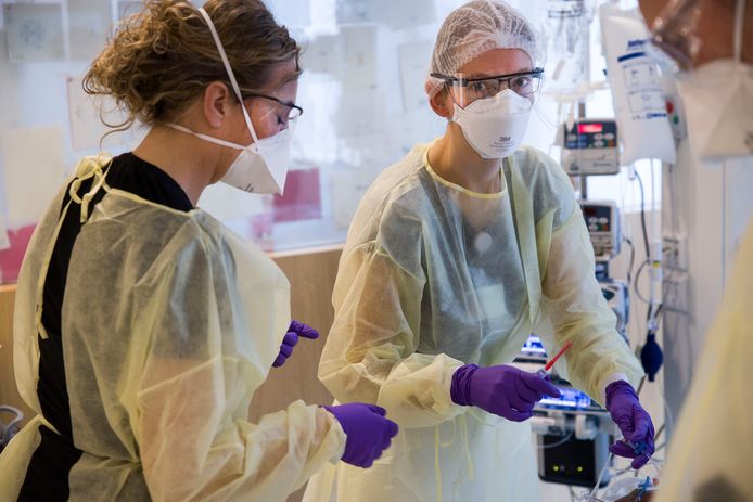 Patiënten op de corona ic worden verzorgd door verpleegkundigen en artsen.