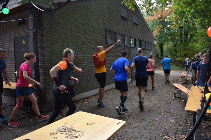 De 15 lopers van team Belgium beginnen aan hun 25ste rondje.