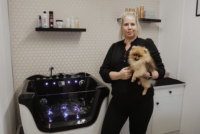 Suzanne met haar dwergkeesje bij het bubbelbad.