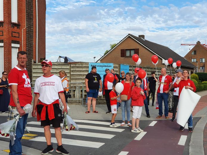 Jarne was een enorme voetbalfan, vooral van Royal Antwerp FC. Er tekenden dus heel wat mede-supporters present, de witte mars kleurde rood-wit, de kleuren van de club.