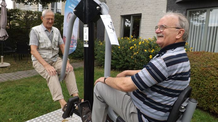 Enkele Aartselaarse senioren proberen de beweegtoestellen al eens uit.