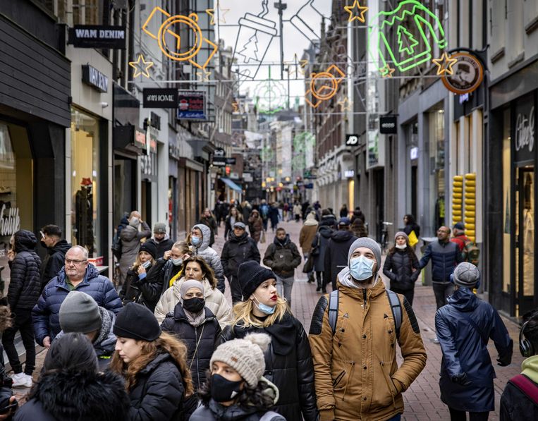 Mensen winkelen in de ochtenduren in de Kalverstraat. Beeld ANP