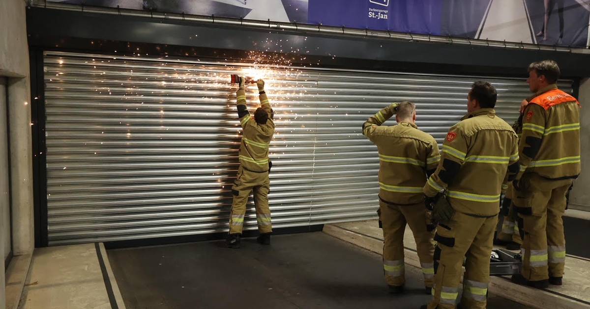 Rolluiken sluiten door brandalarm: honderden mensen uren vast met auto in parkeergarage