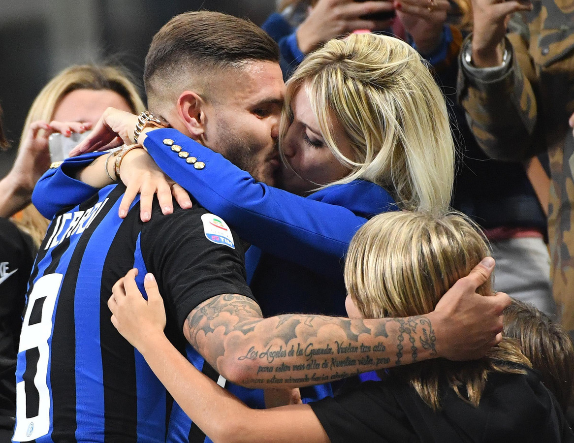Een kus van Wanda Icardi voor man Mauro na zijn winnende goal in de derby tegen AC Milan.