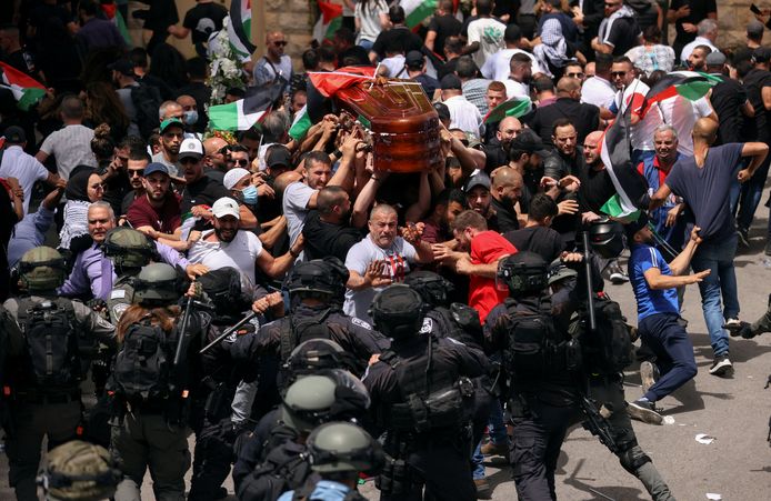 Bij het geweld van Israëlische ordetroepen viel de kist met het stoffelijk overschot van Shireen Abu Akleh bijna