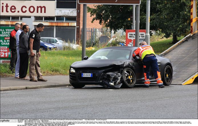 De Audi R8 van Balotelli was stevig gehavend na de crash.