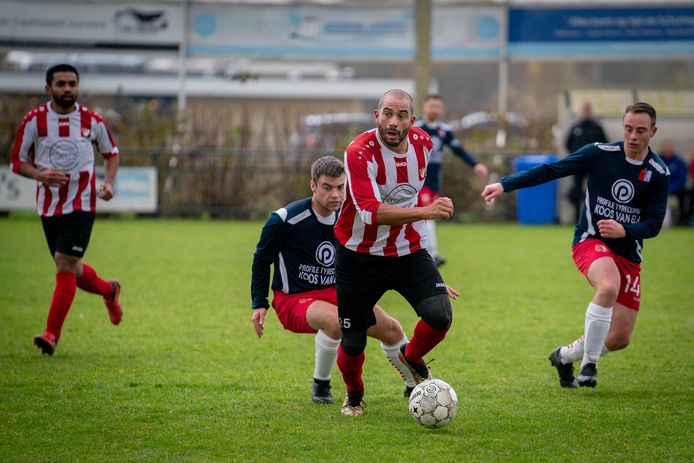 Beeld uit de wedstrijd Arnhemse Boys - RKSV Driel.