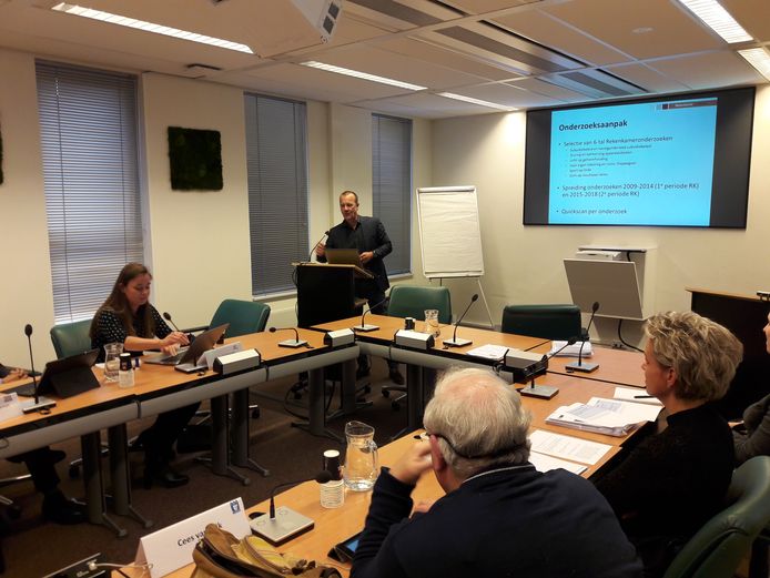 Rekenkamervoorzitter Walter Gouw presenteert de bevindingen van het onderzoek aan raadsleden.