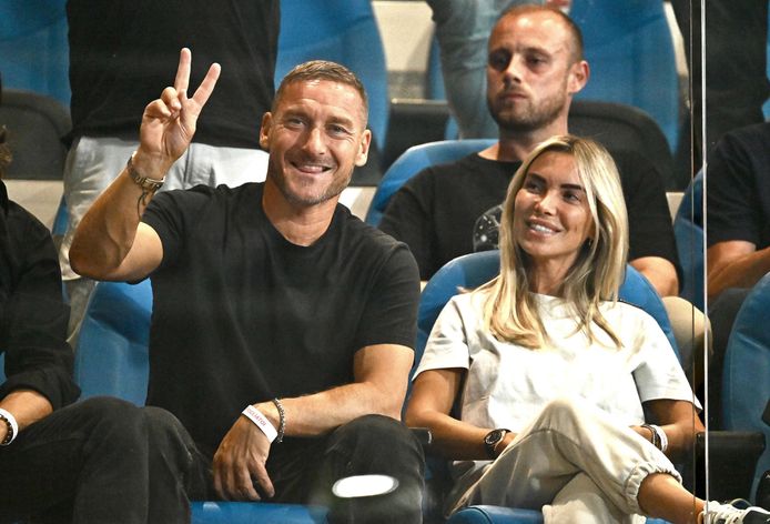 Een opgemerkte aanwezige in Genua: Roma-legende Francesco Totti en zijn vriendin Naomi Bocchi.