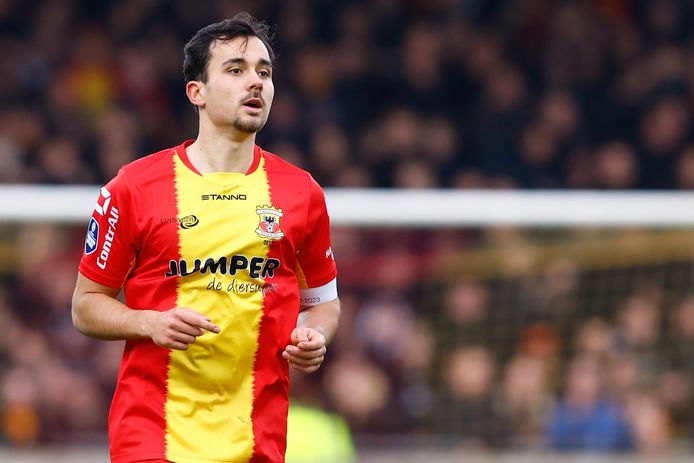Mats Deijl met band, na het wegvallen van Bas Kuipers was hij de captain van Go Ahead Eagles.