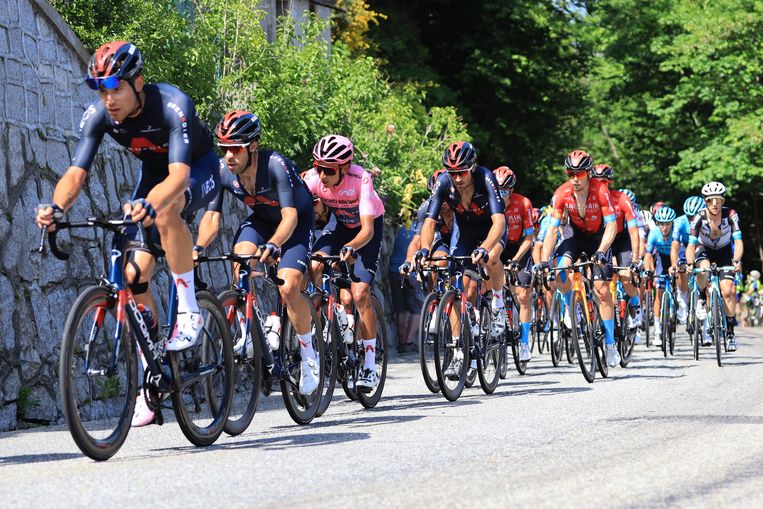 Egan Bernal (Ineos Grenadiers) blijft dankzij een sterke ploeg in de roze trui. Beeld Photo News