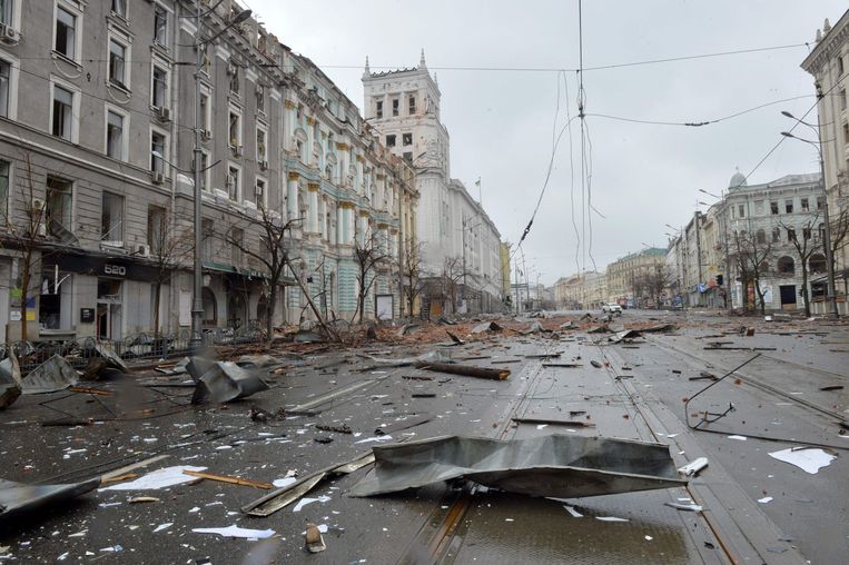 De stad Charkov ligt vol met puin nadat het al enkele dagen onder vuur wordt genomen door het Russische leger. Beeld AFP