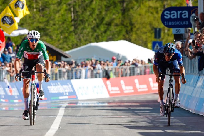 Filippo Zana kan het niet geloven: hij wint de 18de etappe in de Giro d’Italia, Thibaut Pinot legt het af.