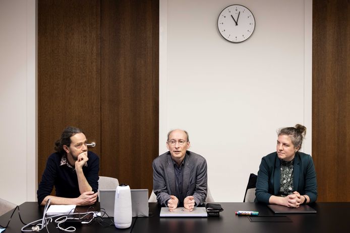Klimaatonderzoekers Detlef van Vuuren (midden) en Aimee Slangen (rechts) tijdens de persconferentie over het IPCC-klimaatrapport in Den Haag.
