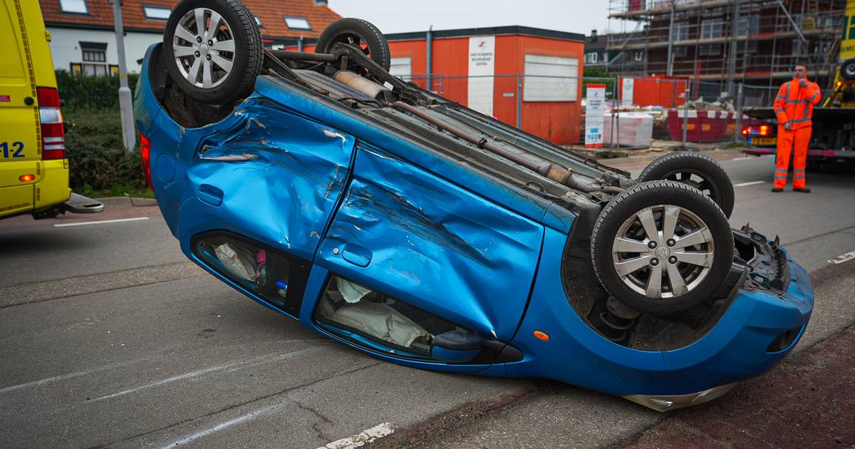 Auto slaat over de kop • ongeluk in Buren.