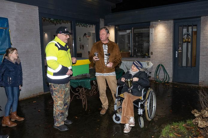 Bewoners van de Hollekelderstraat steken Bernard en Margreet een hart onder de riem.
