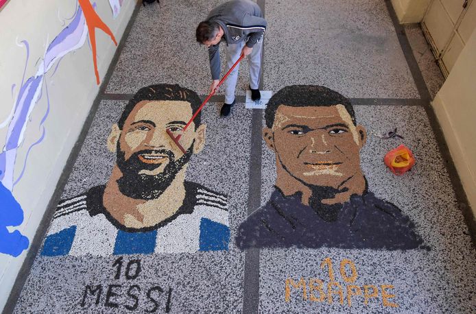 Een straattekening van de spelers op wie iedereen zal letten in de finale: Lionel Messi en Kylian Mbappé.