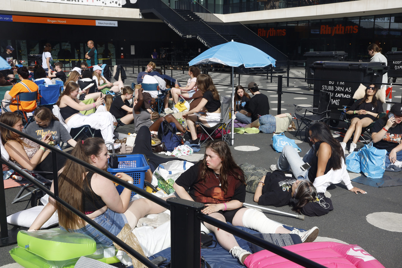 ziggo-dome-waarschuwt-honderden-billie-eilish-fans-voor-hitte-foto